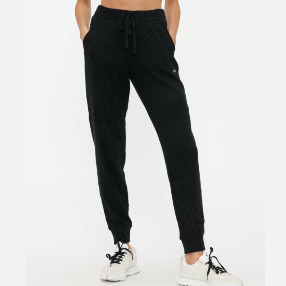 Size xs muse Alo pants. Hoodie is sold separately in my closet!
